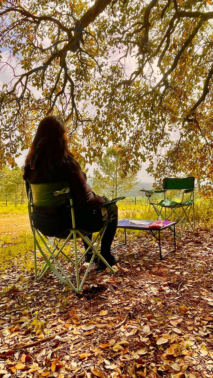 Tânia em sessão terapêutica na natureza no outono